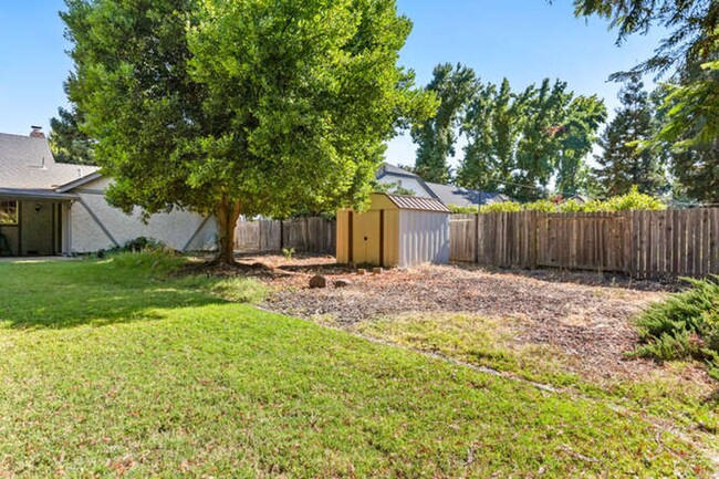 Building Photo - Large 3 Bedroom 2 bath on a large lot in a...