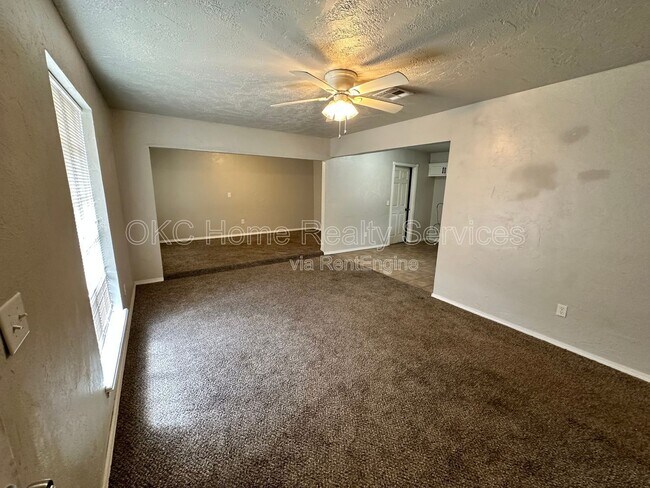 Building Photo - 8417 S Villa Ave