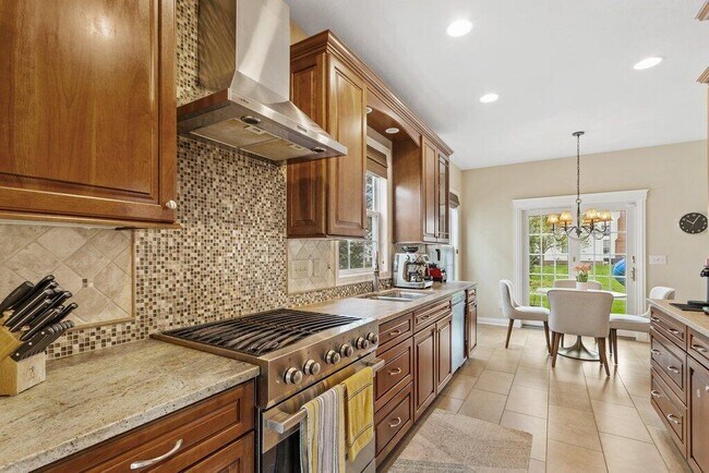 Building Photo - 5173 Claridge Dr