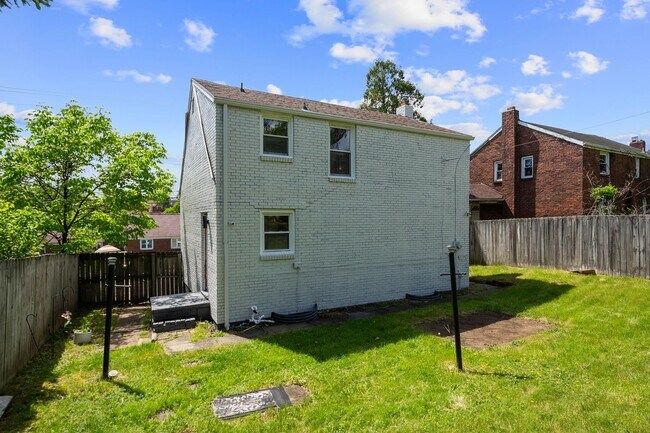 Building Photo - Charming 2 bedroom home in Versailles available August 1!