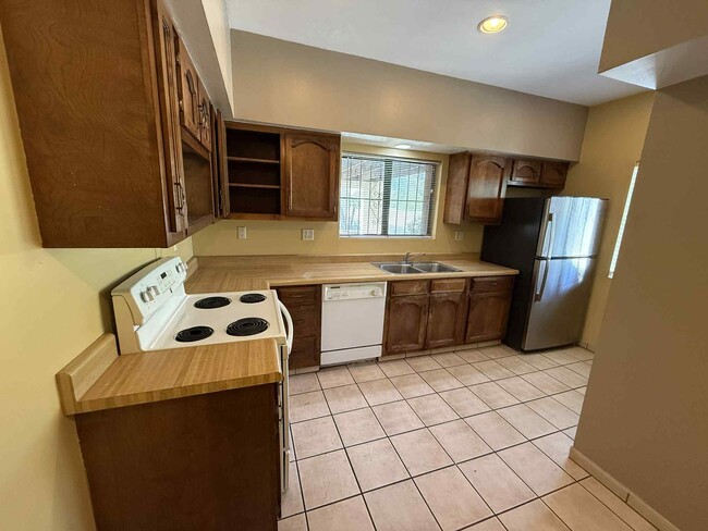 Building Photo - 4145 N Via Villas