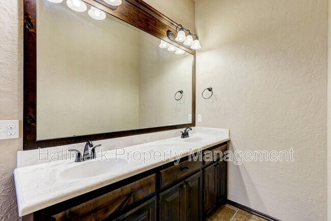 Building Photo - 508 Whispering Oaks Blvd