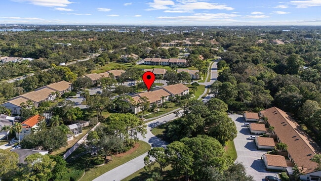 Building Photo - 2025 SW Silver Pine Way