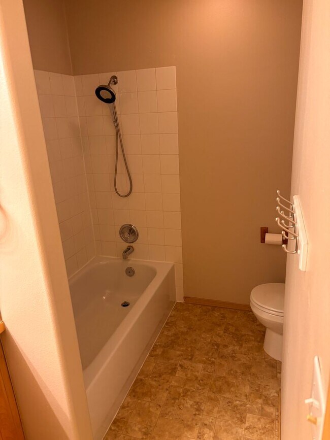 Building Photo - Beautiful and spacious East Anchorage home