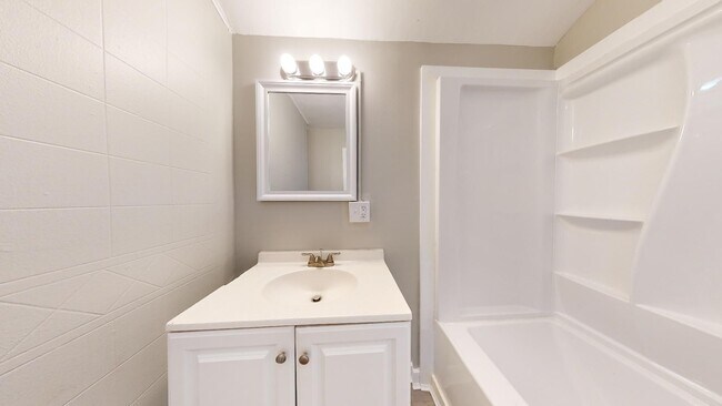 Building Photo - Clark/Fulton - 4 bed/1 bath - Single Family Home