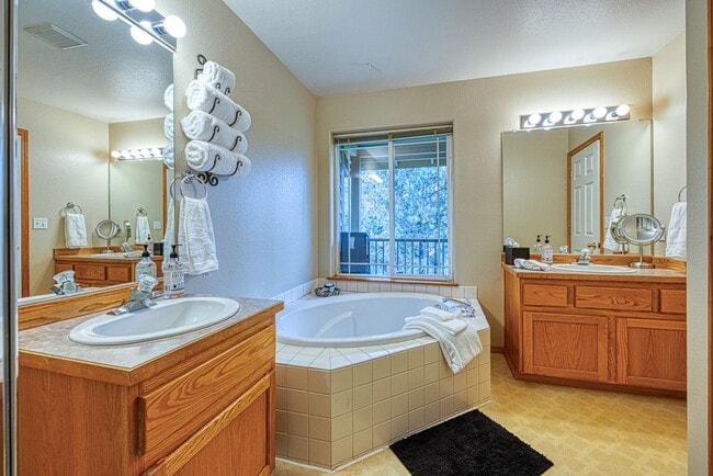 Building Photo - Fully Furnished Running Y Townhouse