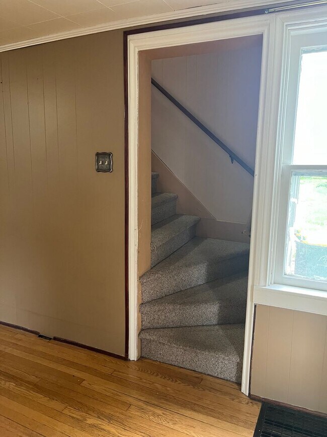 Building Photo - Spacious 4-5 Bedroom, 1.5 Bathroom 2-Story...