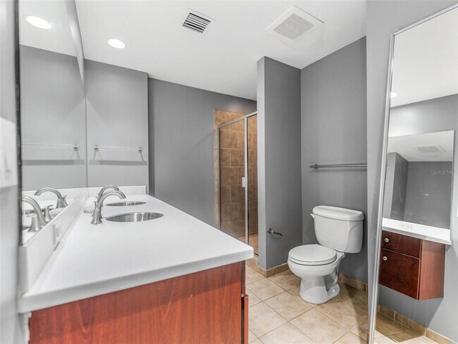 Building Photo - 1120 E Kennedy Blvd