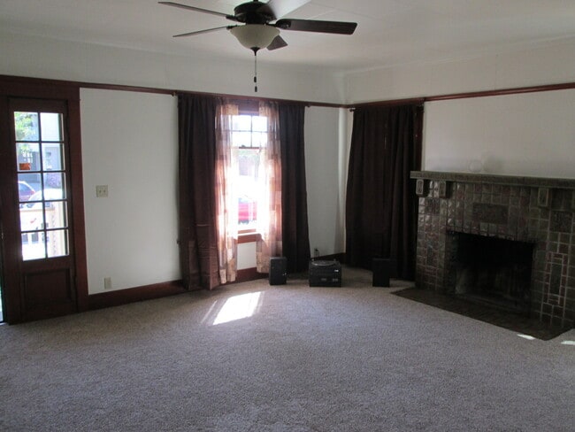 Building Photo - Large 4 Bedroom Craftsman Style Home in No...