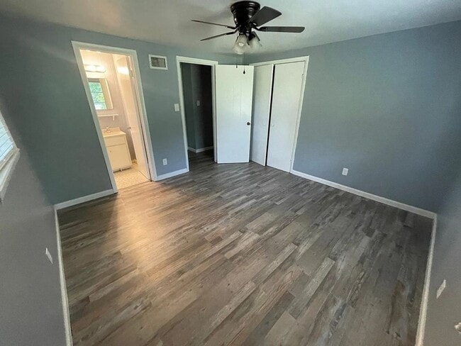 Building Photo - Charming 3-Bedroom 1.5 Bath Cottage-Style ...