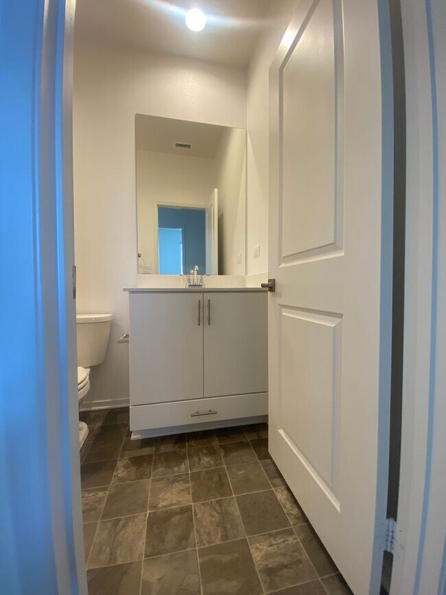 Building Photo - Like New 2 Bed 2 Bath Condo in Temecula
