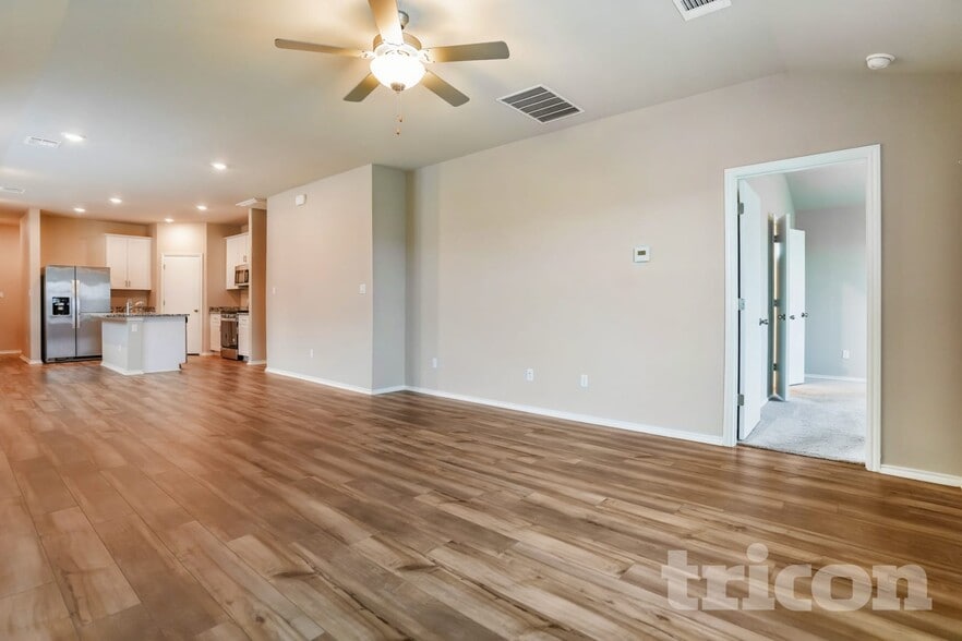 Building Photo - 5300 Saddle Clb Dr