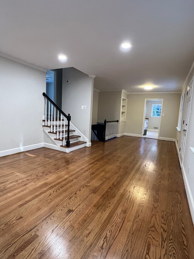 Building Photo - 913 Brookwood Dr