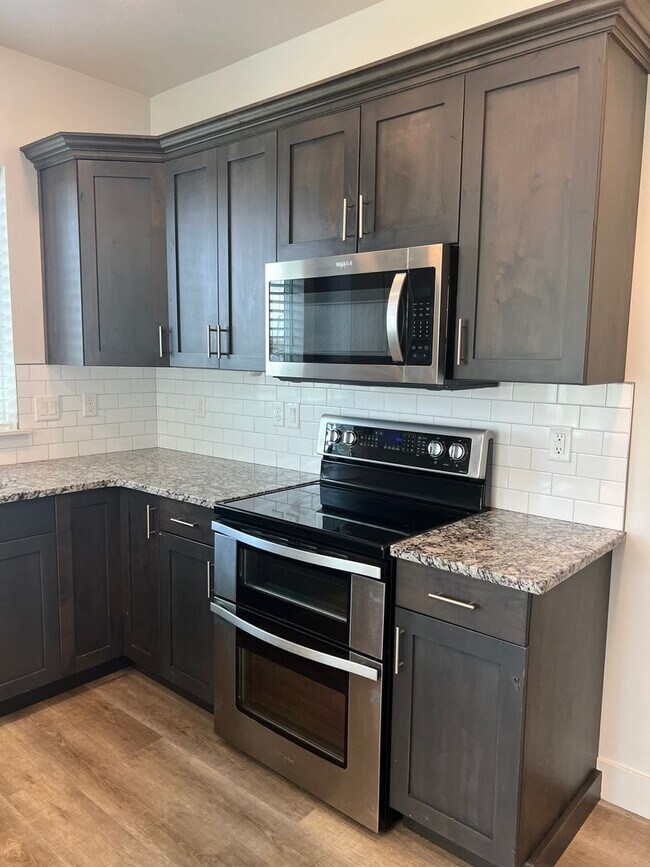 Building Photo - Beautiful 4 bed 2.5 bath home in the desirable Summerfield Subdivision
