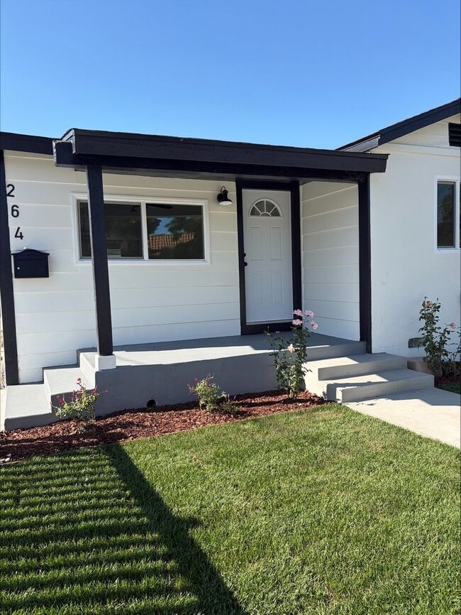 Building Photo - Beautifully Remodeled 2 Bed / 1 Bath Home ...