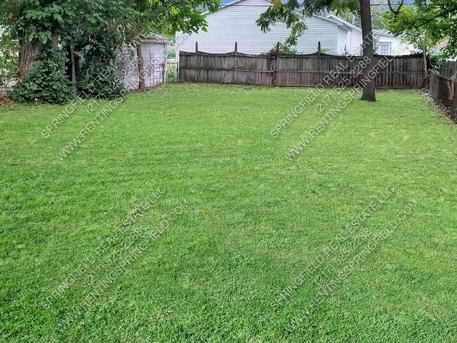 Building Photo - Hardwood Hideaway: 2 Bed/1 Bath, 850 Sq Ft...