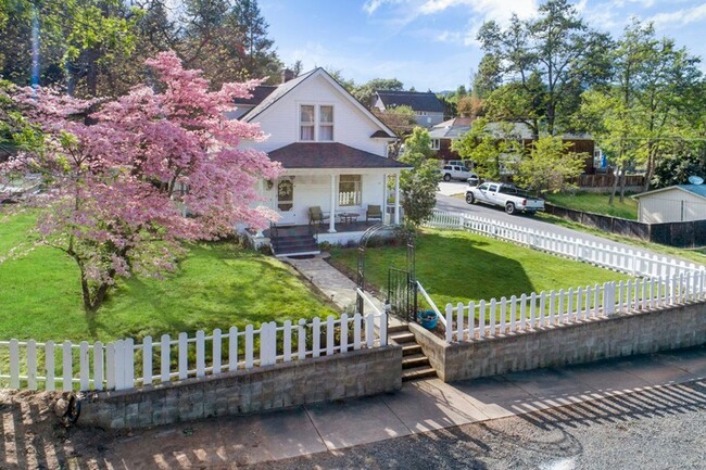 Building Photo - The White House-Charming Furnished 2-Bedro...