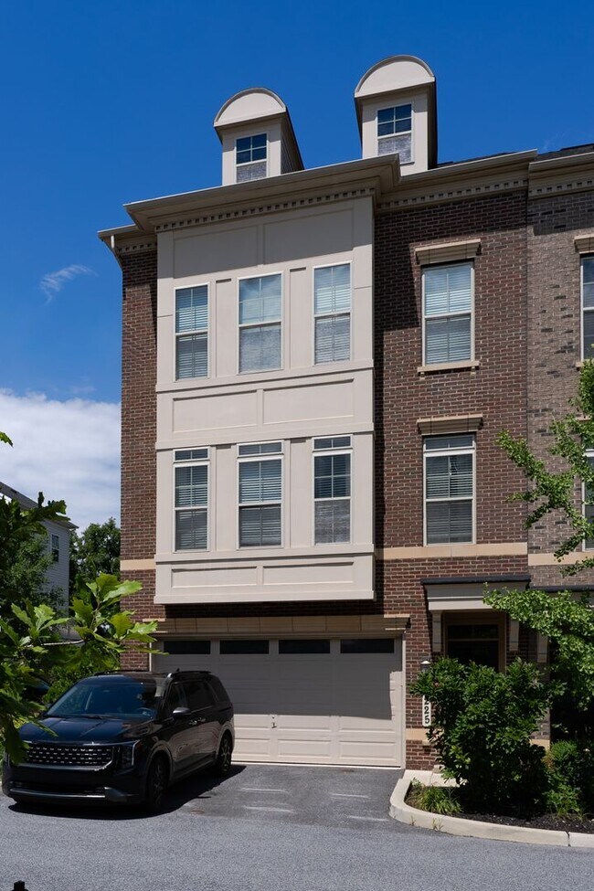 Building Photo - 10225 Hilltop Ascent Dr
