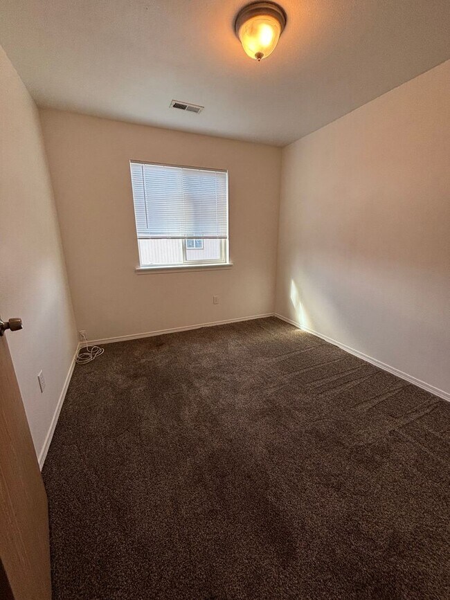 Building Photo - Pet Friendly 3 bedroom Townhouse!
