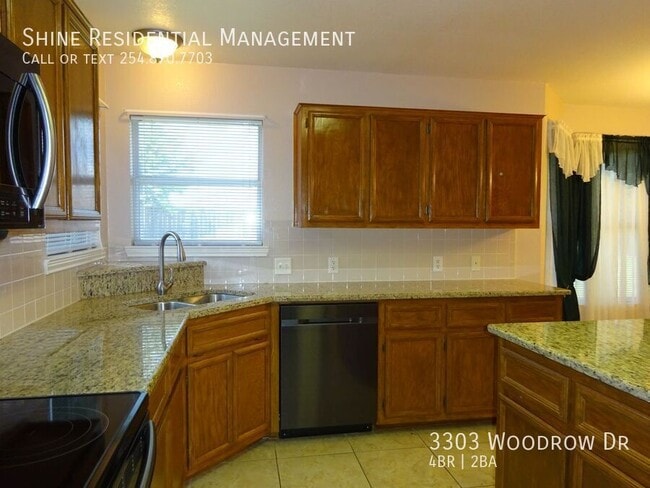 Building Photo - 3303 Woodrow Dr