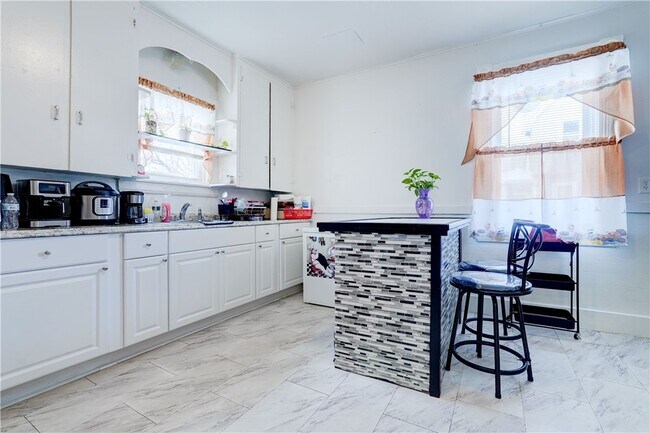 Building Photo - 183 Union St N