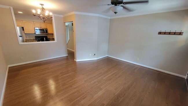 Building Photo - 2 Bed, 1.5 bath Townhome Available in Down...