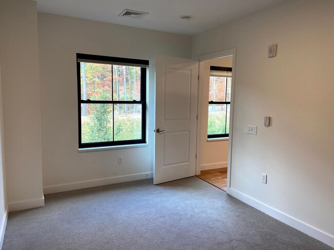 Building Photo - 1 Bedroom just minutes to DH