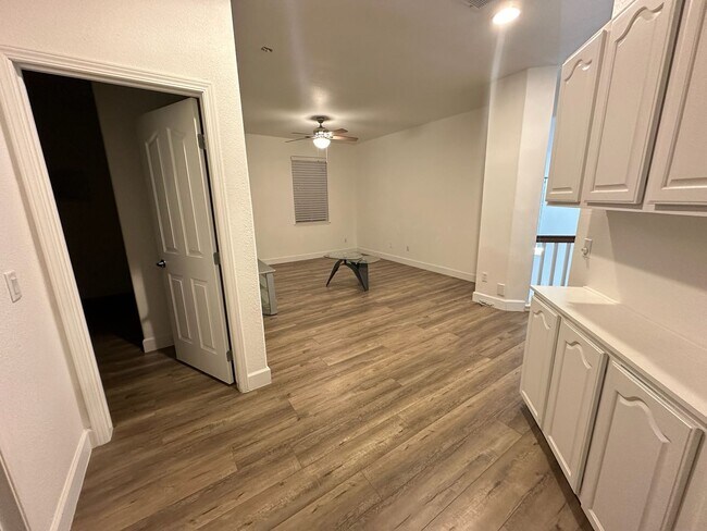 Building Photo - 5701 W Country Ave