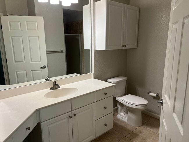 Building Photo - Spacious 3BR/2BA Gated Condo with Resort-Style Amenities!