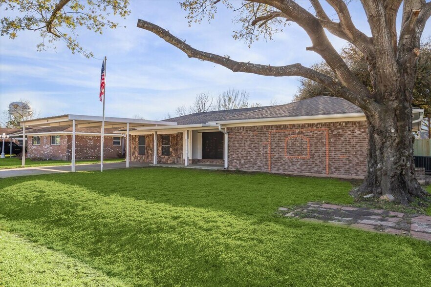Building Photo - 412 Lyndale Dr