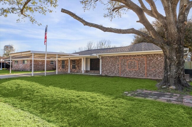 Building Photo - 412 Lyndale Dr