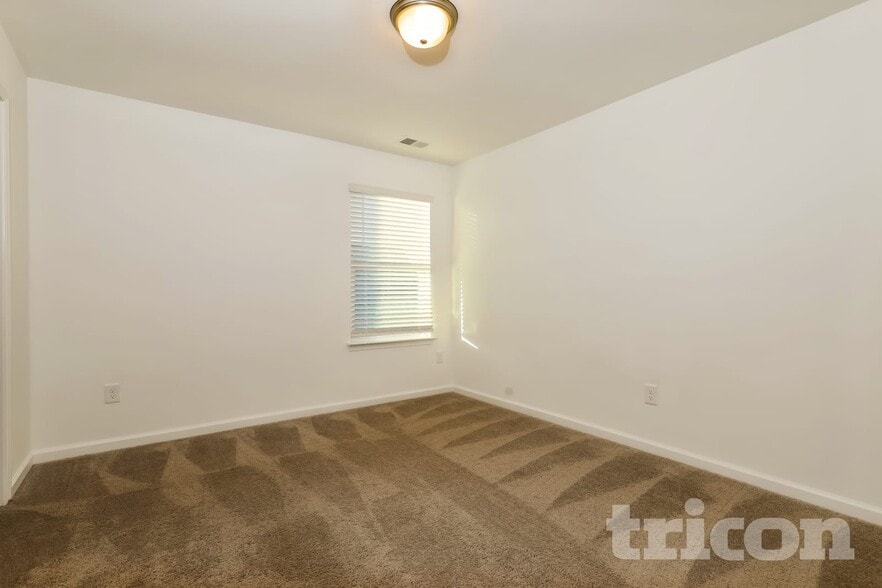 Building Photo - 132 Everett Sq