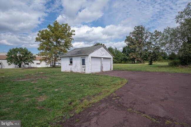 Building Photo - 1075 S County Line Rd