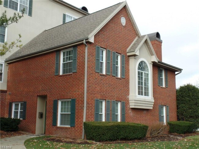 Building Photo - 240 Fox Hollow Dr