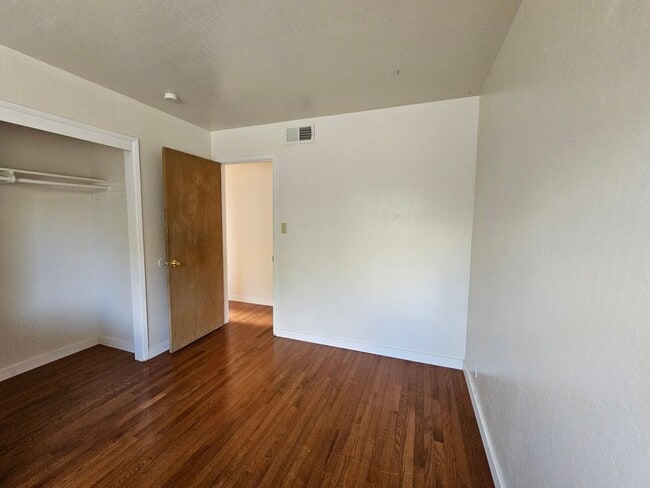 Building Photo - Beautifully updated 3-bedroom, 2-bath sing...