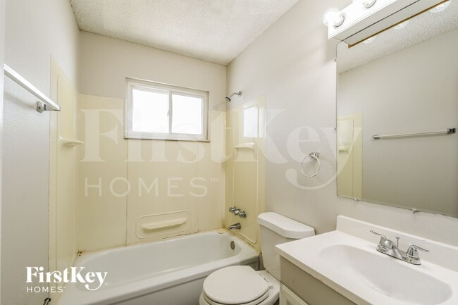 Building Photo - 2485 Jenkee Dr