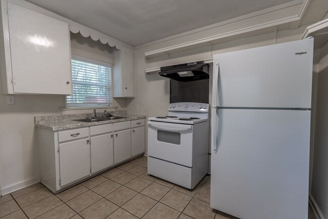 Building Photo - PRICE REDUCTION! SCHEDULE A TOUR TODAY! Be...