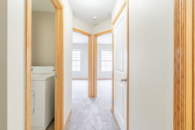 Building Photo - 2 Bedroom 2 Bathroom Town House - End Unit