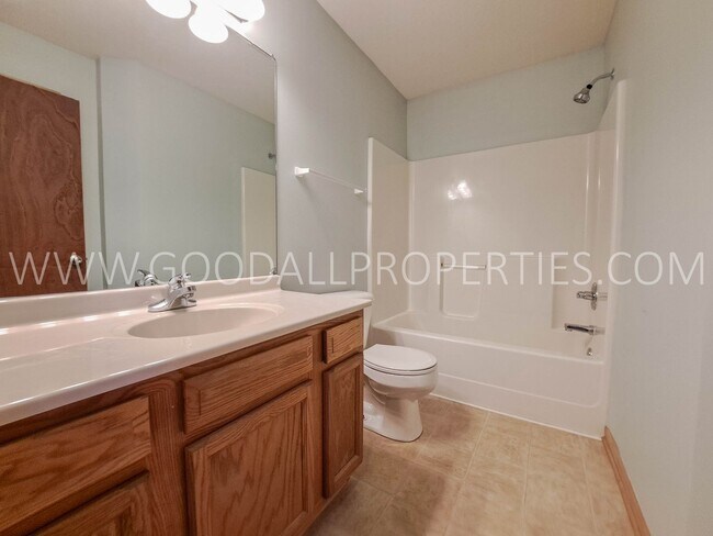 Building Photo - 3 Bedroom 3.5 Bath Urbandale Home Waukee S...