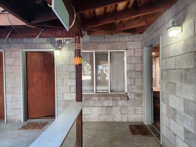 Building Photo - SKI LEASE: Close to Bus Line, Full Kitchen...