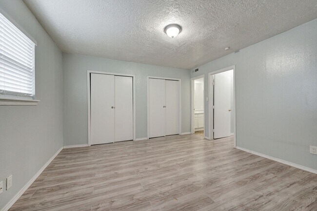 Building Photo - 1709 Beaumont Dr