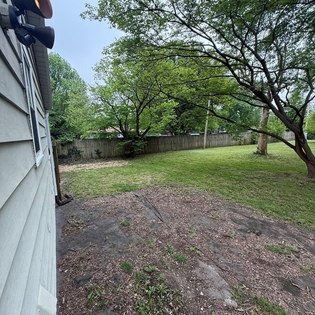 Building Photo - 3 bedroom 1 bath Bungalow with Large fenced in back yard available now.