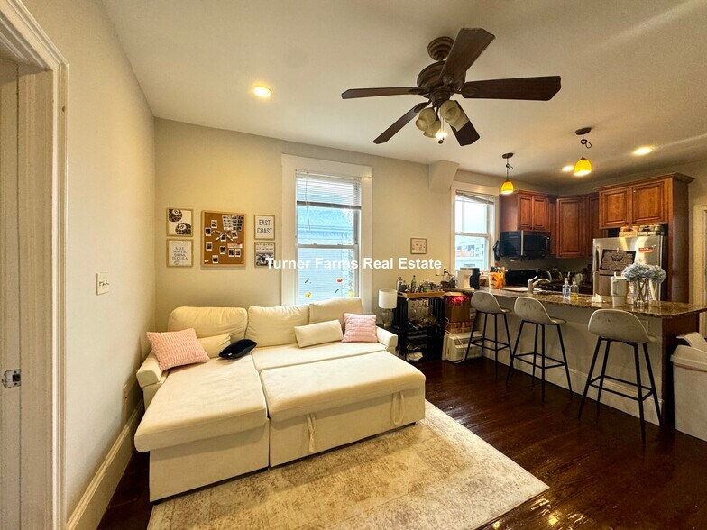 Building Photo - 717 Parker St