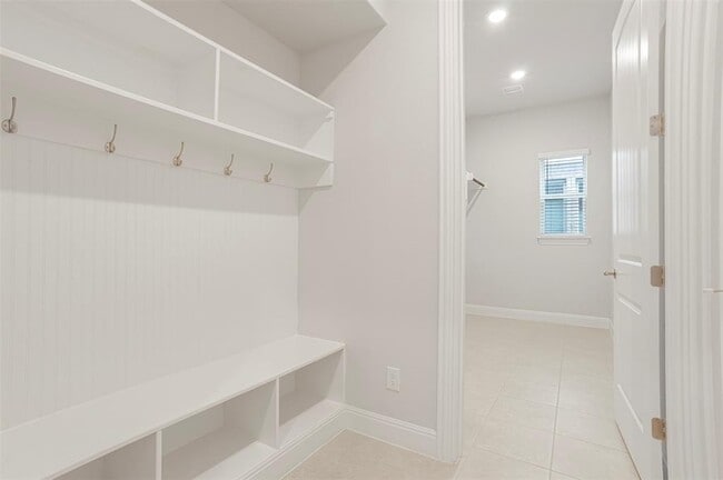 Building Photo - 728 Landing Ln