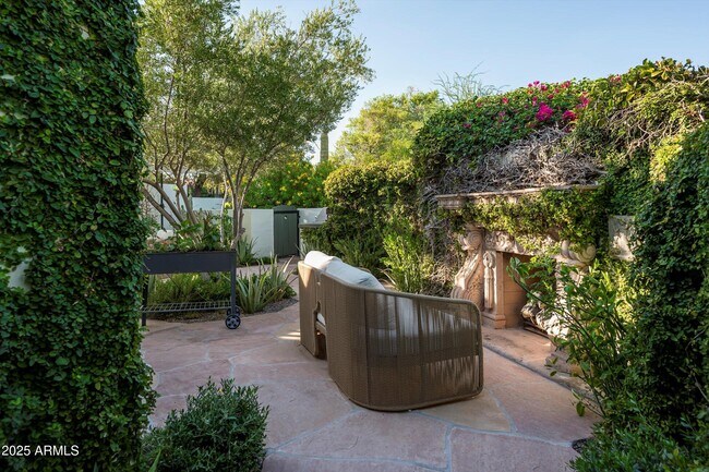 Building Photo - 5101 N Casa Blanca Dr