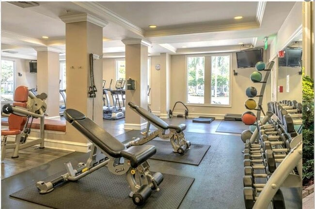 Building Photo - 533 NE 3rd Ave