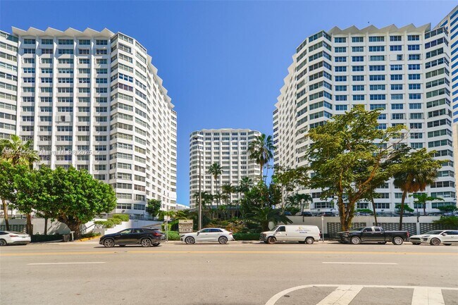 Building Photo - 801 Brickell Bay Dr