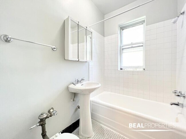 Building Photo - 0 bedroom in CHICAGO IL 60640