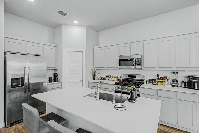 Building Photo - Experience Princeton Lifestyle