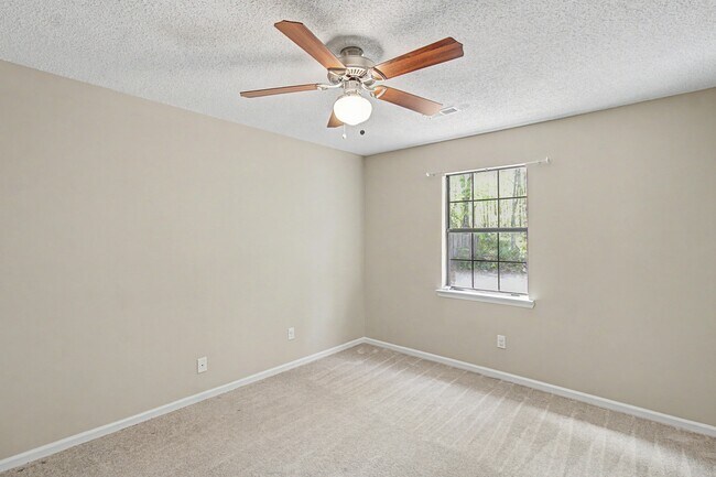 Building Photo - 1384 Forest Lake Dr